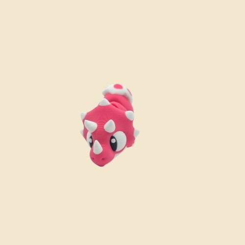 Pinke Triceratops-Miniatur von schräg vorn.