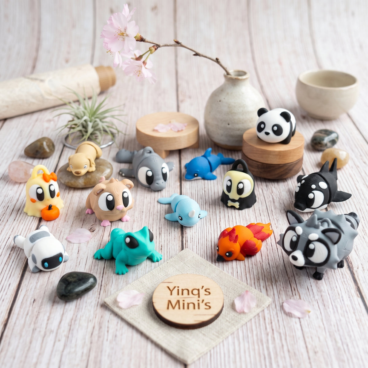 Auswahl kleiner Tierfiguren aus dem Yinq3D-Mini-Sortiment in einer Dekoszene.