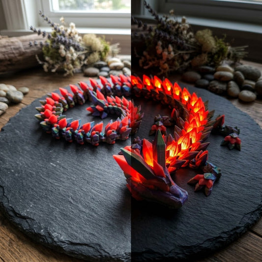 Aufgerollter Flexi-Kristalldrache mit orangefarbenen Kristallschuppen in einer Dekoszene.