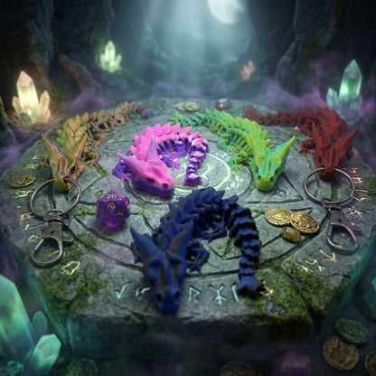 Verschiedenfarbige Ashborn-Drachen mit Schlüsselringen und Karabinern in einer Fantasy-Szene.