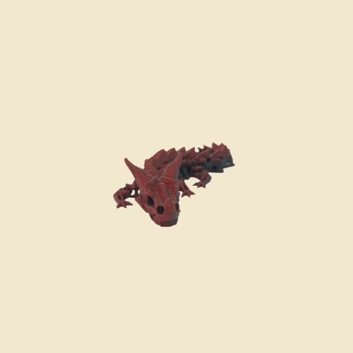 Rot-schwarzer Ashborn-Drache von schräg vorn.