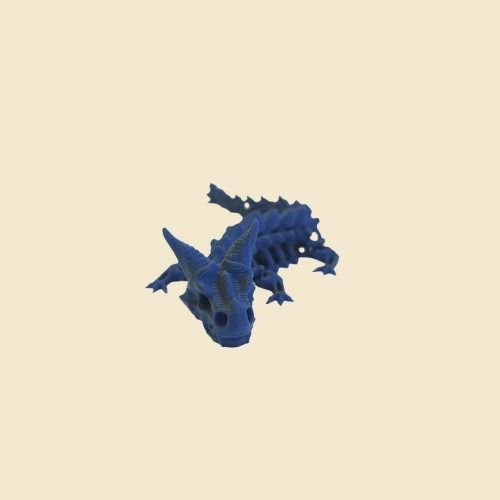 Blau-schwarzer Ashborn-Drache mit gebogenem Körper.