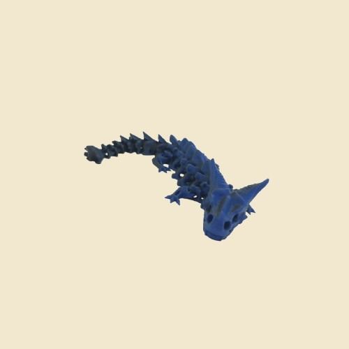 Blau-schwarzer Ashborn-Drache mit ausgestrecktem Körper.