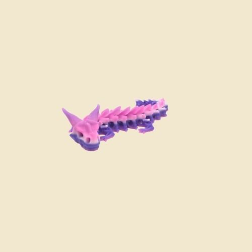 Pink-lilafarbener Ashborn-Drache von schräg vorn.