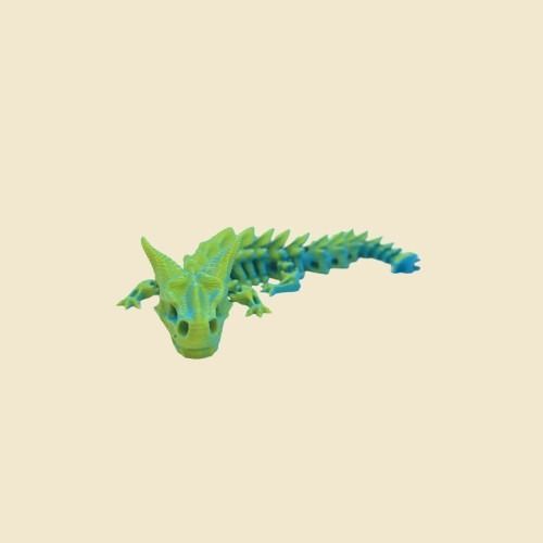 Grün-türkisfarbener Ashborn-Drache mit ausgestrecktem Körper.