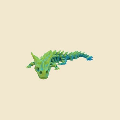 Grün-türkisfarbener Ashborn-Drache mit ausgestrecktem Körper.