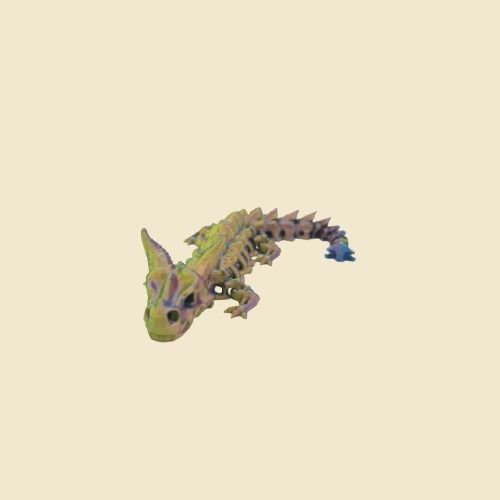 Mehrfarbig schimmernder Ashborn-Drache von schräg vorn.