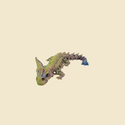 Mehrfarbig schimmernder Ashborn-Drache von schräg vorn.