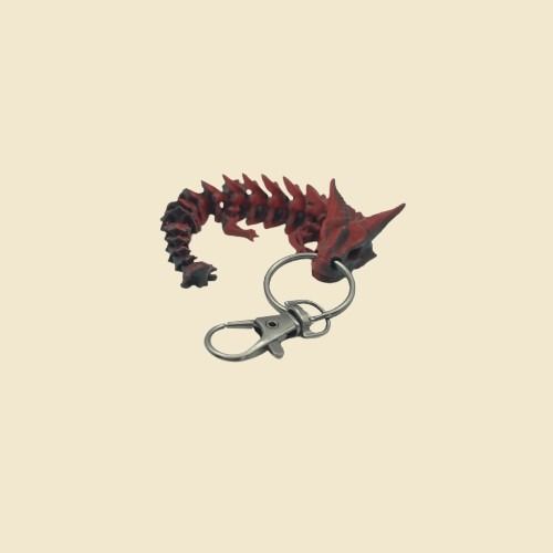 Rot-schwarzer Ashborn-Drache mit Schlüsselring und Metall-Karabiner.