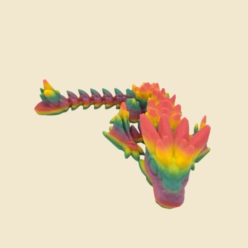 Regenbogen-Kristalldrache mit ausgestrecktem Körper von vorn.
