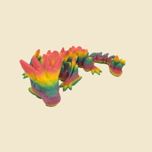 Regenbogen-Kristalldrache mit gebogenem Körper von oben.