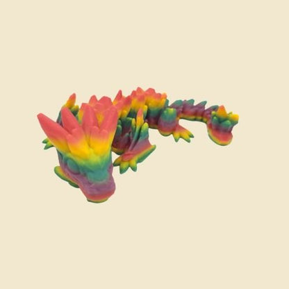 Regenbogen-Kristalldrache mit gebogenem Körper von oben.