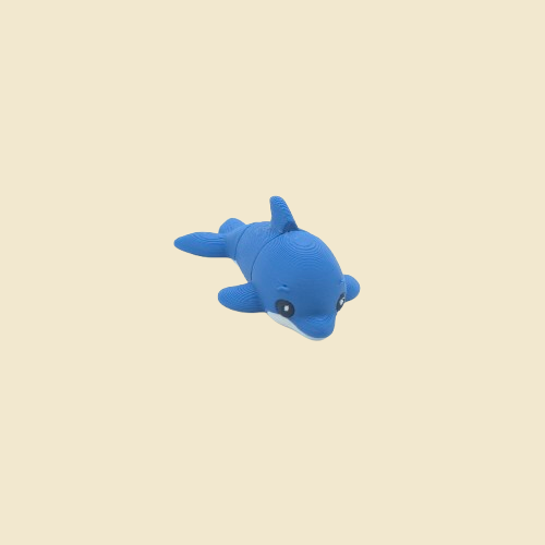Blaue Delfin-Miniatur mit weißer Unterseite.