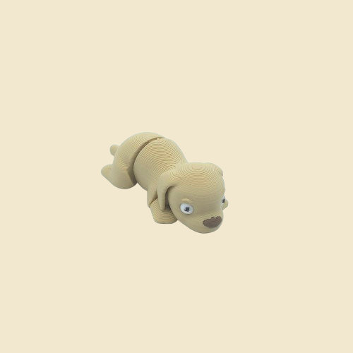Beige Labrador-Miniatur in liegender Position.