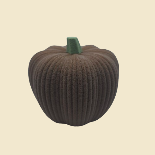 Dunkelbrauner Ribbed-Elegance-Deko-Kürbis mit grünem Strunk.