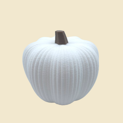 Großer weißer Ribbed-Elegance-Deko-Kürbis mit dunklem Strunk.