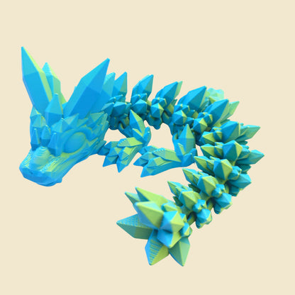 Blau-grüner Kristalldrache mit aufgerolltem Körper.