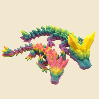 Kristalldrache mit Regenbogen-Farbverlauf von schräg vorn.