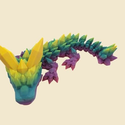 Flexi-Kristalldrache mit gelbem Kopf und Regenbogen-Farbverlauf.