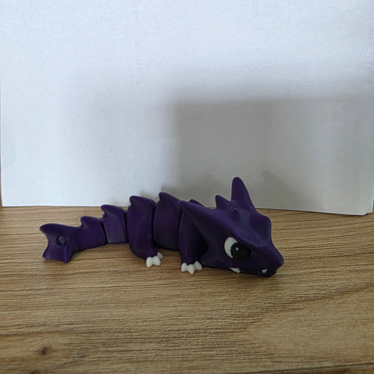 Lilafarbene Neobite-Figur mit gegliedertem Körper.