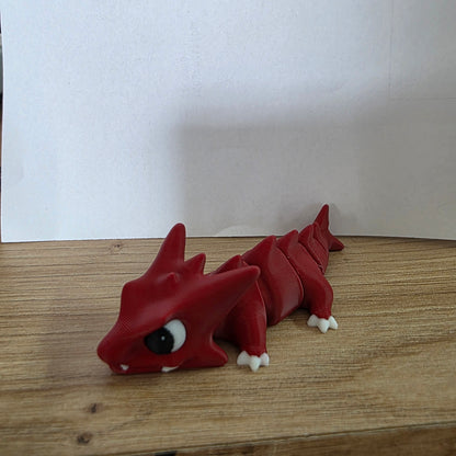 Rote Neobite-Figur auf einer Holzfläche.