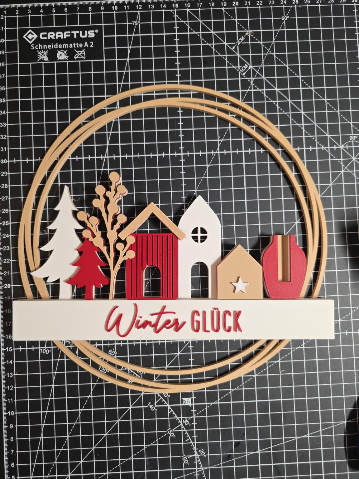 Deko-Kranz Winterglück in Beige, Weiß und Rot mit Häusern und Tannen
